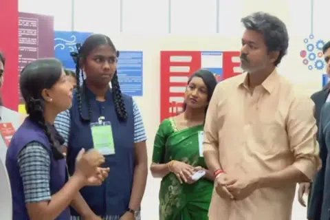 பெரியார் அறிவுலகத்தை வெள்ளிக்கிழமை (அக்டோபர் 16) திறந்து வைத்த தமிழக முதல்வர் விஜய், மாணவர்களுடன் கலந்துரையாடி அங்கு அமைக்கப்பட்டுள்ள அறிவியல் படைப்புகளையும் பார்வையிட்டார்.