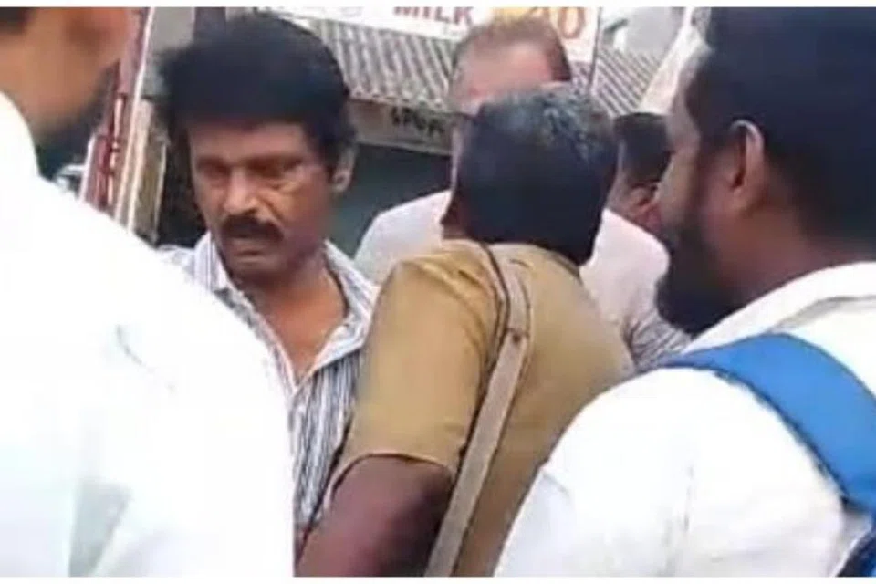 கடலூர் அருகே பெரியகங்கணாங்குப்பம் பகுதியில் தனியார் பேருந்து ஓட்டுநரிடம் வாக்குவாதத்தில் ஈடுபட்ட இயக்குநர் சேரன்.