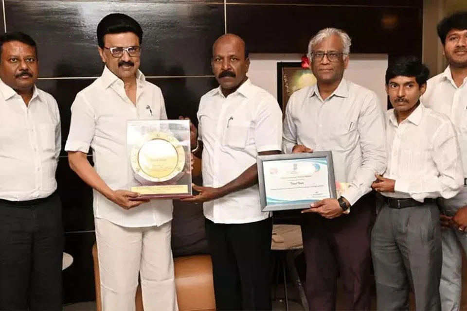 குடும்ப நல அமைச்சகத்தால் வழங்கப்பட்ட விருதினை அமைச்சர் மா.சுப்பிரமணியன், முதல்வர் மு.க. ஸ்டாலினிடம் காண்பித்து வாழ்த்து பெற்றார்.