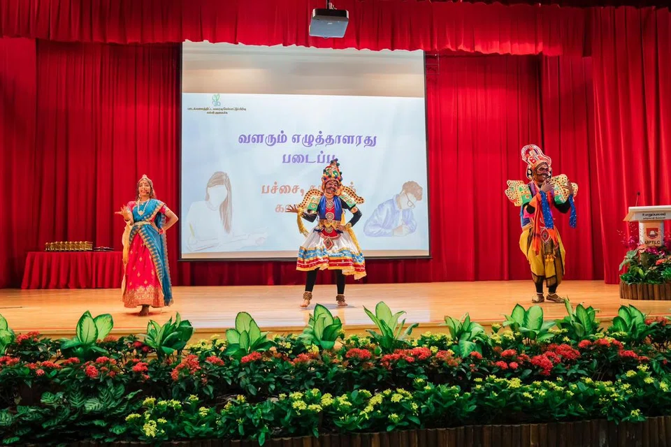 நீண்ட வசனங்களை மனனம் செய்து ஆடிப் பாடி மகிழ்வித்தனர் மாணவத் தெருக்கூத்துக் கலைஞர்கள்.