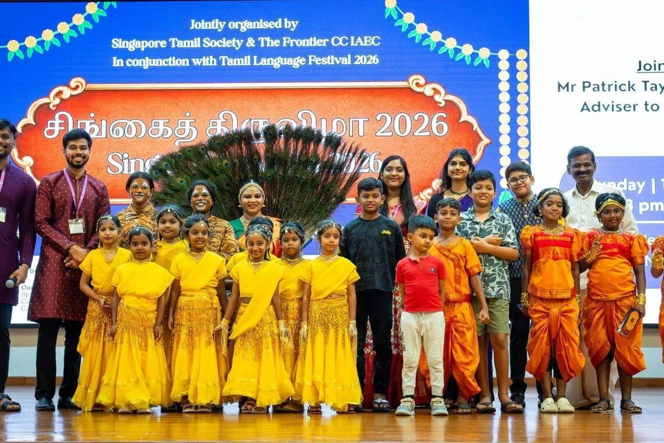 நிகழ்ச்சி மேடையில் நடனமணிகளுடன் ஏற்பாட்டாளர்கள்.
