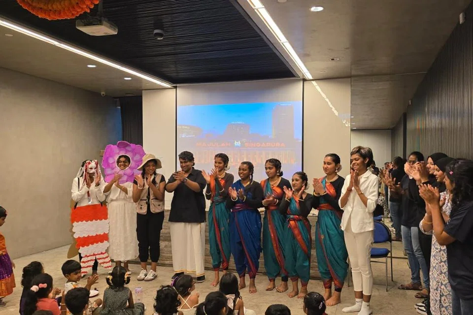 நிகழ்ச்சியின் நிறைவில் நாடகத்தைப் பற்றிக் கருத்துரைத்த சிறுவர்கள்.