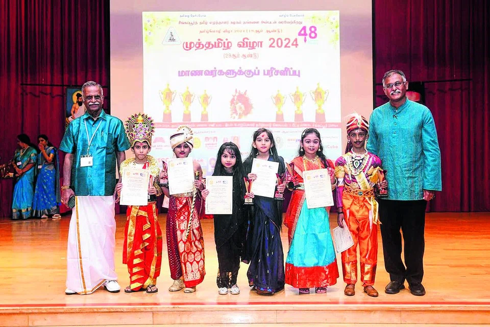 முத்தமிழ் விழா போட்டிகளில் கலந்துகொண்டு வெற்றிக் கிண்ணமும் சான்றிதழ்களும் பெற்ற மாணவர்களுடன் (இடது) சிங்கப்பூர் தமிழ் எழுத்தாளர் கழக தலைவர் நா.ஆண்டியப்பன், (வலது) புக்கிட் பாத்தோக் தனித்தொகுதி நாடாளுமன்ற உறுப்பினர் திரு முரளிப்பிள்ளை.