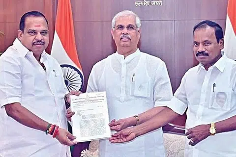 புகார் மனுவை ஆளுநர் ஆர்.வி.அர்லேகரிடம் அக்ரி கிருஷ்ணமூர்த்தி, தனபால் ஆகியோர் வழங்கினர்.