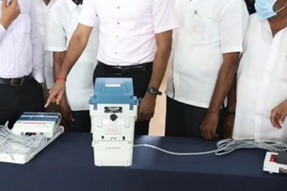 வாக்குப் பதிவு இயந்திரத்தில் வாக்கை பதிவு செய்தவுடன், அதுதொடா்பான சின்னம் அருகிலுள்ள ‘விவிபேட்’ இயந்திரத்தில் துண்டுச் சீட்டாக 7 வினாடிகள் தெரியும்.