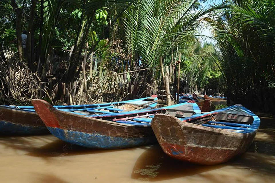 படகை வேகமாகச் செலுத்தியபோது இரண்டு மலேசியர்கள் கீழே விழுந்தனர்.