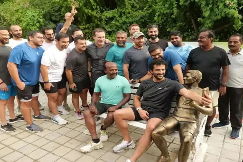 சென்னைக்கு வருகை புரிந்துள்ள ஐக்கிய அரபு சிற்றரசின் பொருளாதார அமைச்சர் அப்துல்லா பின் டூக் அல்மர்ரி மற்றும் அவருடன் வந்திருந்த உயர்மட்ட அதிகாரிகள் அனைவரும் தமிழ் நாட்டின் சுகாதார அமைச்சர் மா.சுப்பிரமணியனுடன் இணைந்து நடைப்பயிற்சியில் ஈடுபட்ட பின்னர் ஒரு பூங்காவில் உள்ள சிலையருகே புகைப்படம் எடுத்துக்கொண்டனர்.