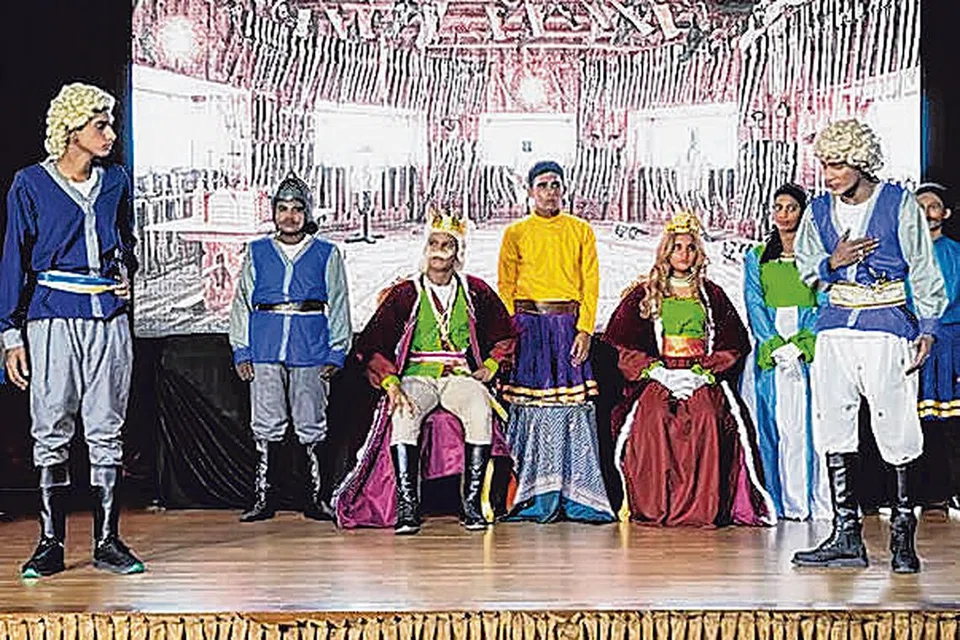 ஜார்ஜ் டவுன் இலக்கிய விழாவில் பி.கிருஷ்ணனின் (வலமிருந்து 2வது) ஷேக்ஸ்பியர் நாடகங் களின் மொழி பெயர்ப்புகள் வெளியீடு. எழுத்தாளர் ஜெயமோகன் (இடது) நூல்களை வெளியிட, மலேசிய மூத்த எழுத்தாளர் கோ.புண்ணியவான் பெற்றுக்கொண்டார். அருகில் மலேசிய எழுத்தாளர் ம.நவீன்(கீழ் படம்) பி.கிருஷ்ணன் மொழிபெயர்த்த ஷேக்ஸ்பியர் நாடகங்களின் சில காட்சிகளை, 'மை ஸ்கில்ஸ்' அறநிறுவனத் தைச் சேர்ந்த மாணவர்கள் நடித்துக் காட்டினர். படங்கள்: வல்லினம்