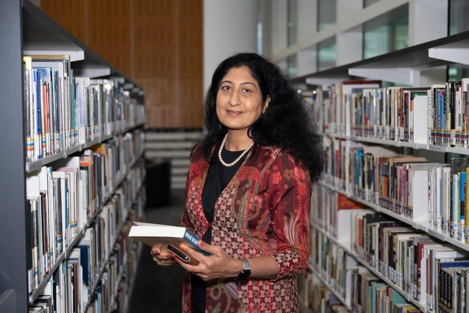 இந்திய ஆடைகளில் உள்ள கலை நுணுக்கங்களை ஆராயும் கலைஞர் குமுதா. 