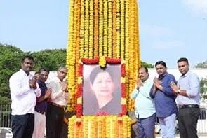 ஜெயலலிதா பிறந்தநாள் நிகழ்வில் பங்கேற்காத அமைச்சர்கள்