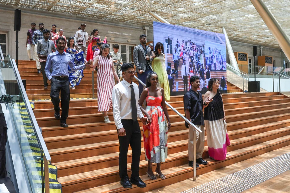 தொண்டூழியர்களுடன் கைகோத்து, சிறப்பு மேடை நிகழ்ச்சியில் வலம்வந்த வெளிநாட்டு ஊழியர்கள் 12 பேர்.