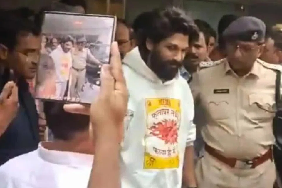அல்லு அர்ஜுனை சிக்கட்பள்ளி காவல்துறையினர், காவல்துறை வாகனத்தில் அழைத்துச் சென்றனர்.