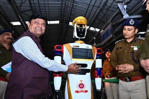 விசாகப்பட்டினம் ரயில் நிலையத்தில் சேவையாற்றும் இயந்திர மனிதன் ‘ஏஎஸ்சி அர்ஜுன்’.