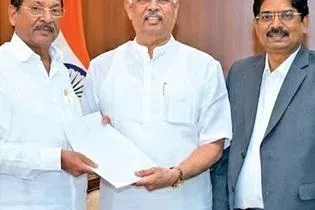தவெக அரசு மீது குதிரை பேரப் புகார்: ஆளுநரிடம் திமுக, அதிமுக மனு