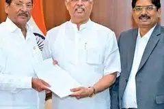 குதிரை பேரத்தில் ஈடுபடும் தவெக மீது ஆளுநர் தனக்குள்ள அதிகாரத்தின் அடிப்படையில், உரிய நடவடிக்கை எடுக்க வேண்டுமென திமுக வலியுறுத்தியுள்ளது.