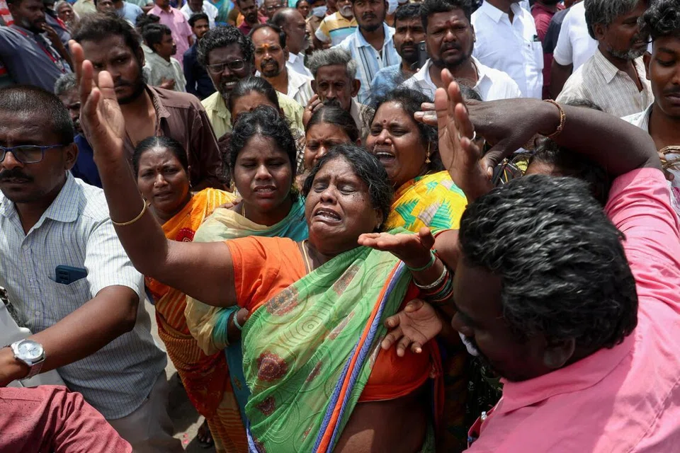 கரூர் கூட்ட நெரிசலில் சிக்கி மாண்டோரின் குடும்பத்தினர், அங்குள்ள அரசு மருத்துவமனை முன்பாகத் திரண்டு துக்கம் தாளாது கண்ணீர்விட்டனர்.