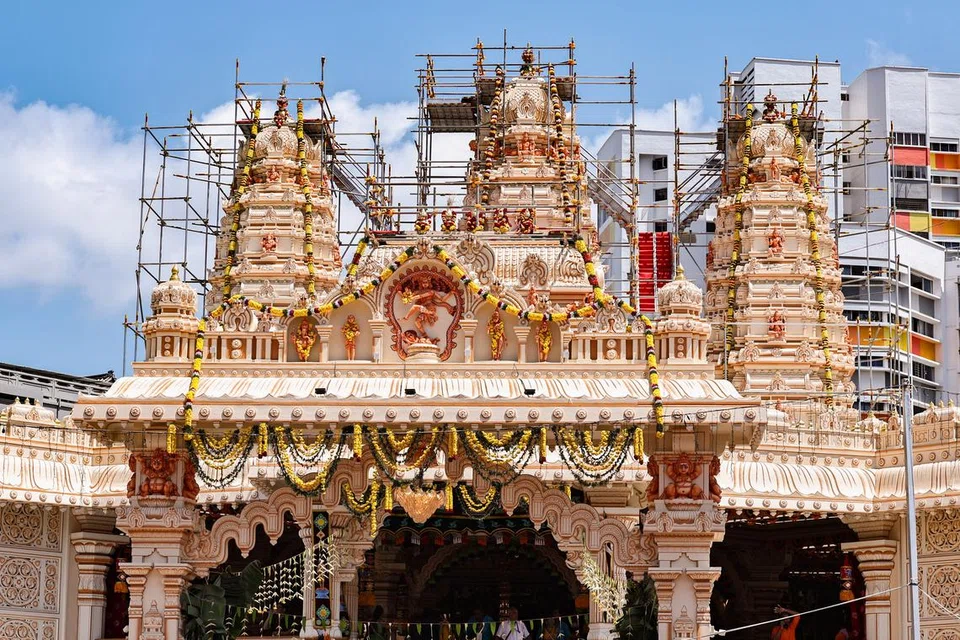 புதுப்பொலிவுடன் மின்னும் ஆலய கோபுரங்கள், நுழைவாயில்.