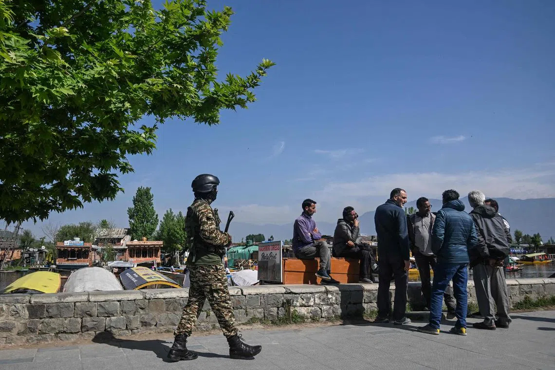 ஜம்மு கா‌ஷ்மீரில் ஒருவர் சுட்டுக்கொலை; பயங்கரவாதத் தாக்குதல் என சந்தேகம்