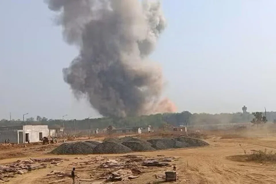 ஆலையிலிருந்து அதிக உயரத்திற்குக் கரும்புகை கிளம்பியதைக் காண முடிந்தது.
