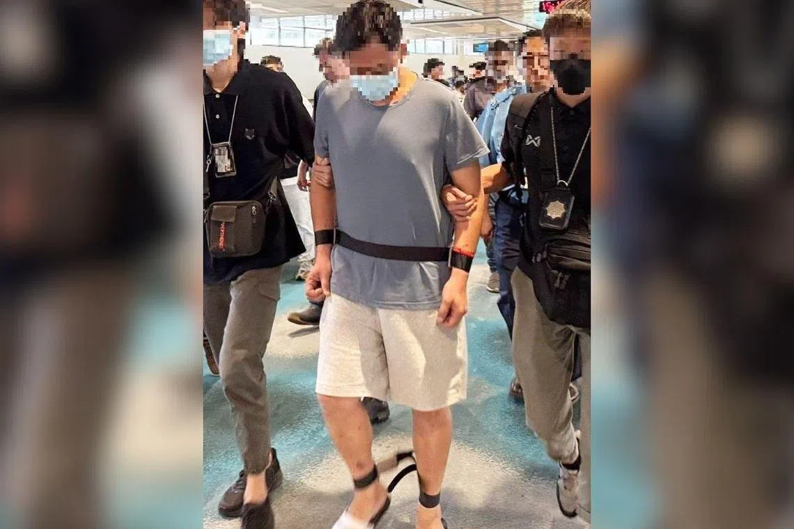 தலைமறைவாக இருந்த சிங்கப்பூரர் தாய்லாந்தில் கைதாகி சிஎன்பியிடம் ஒப்படைப்பு