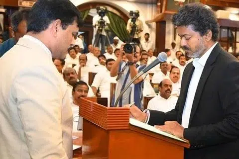 சட்டமன்ற உறுப்பினராகப் பொறுப்பேற்றுக் கொண்ட விஜய்.