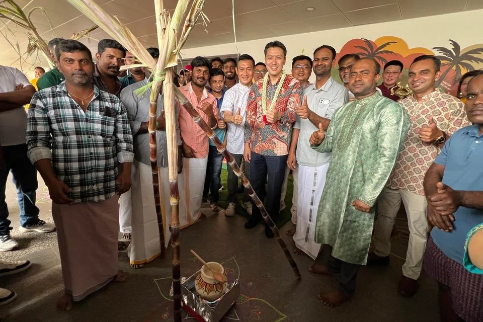 நிதி, மனிதவள அமைச்சுகளின் மூத்த நாடாளுமன்றச் செயலாளரும் வெஸ்ட் கோஸ்ட்-ஜூரோங் வெஸ்ட் குழுத்தொகுதி நாடாளுமன்ற உறுப்பினருமான ஷான் ஹுவாங், வெளிநாட்டு ஊழியர்களுடன் பொங்கல் கொண்டாட்டத்தில் கலந்துகொண்டார்.