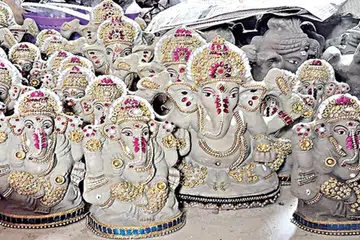 தயார் நிலையில் பிள்ளையார் சிலைகள்.