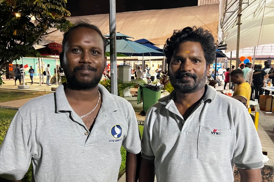 இடமிருந்து: திரு ராஜு, திரு ஆனந்த்.