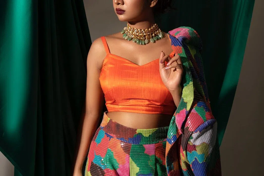 கதாநாயகியான பாடலாசிரியரின் பேத்தி