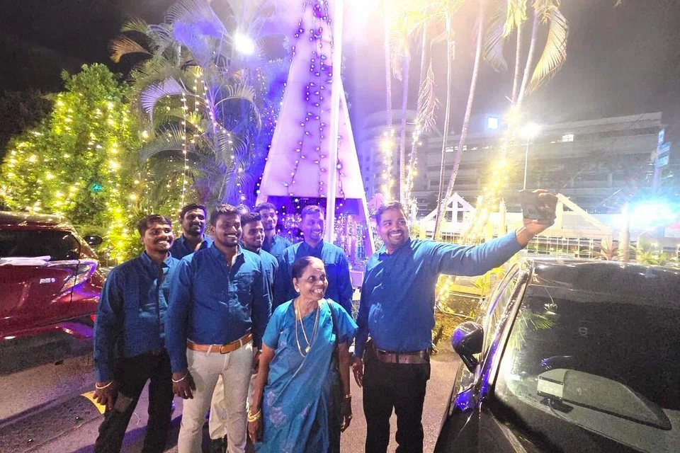 திருமதி மார்கரெட்டுடன் கிறிஸ்துமஸ் கொண்டாட்டங்களில் கலந்துகொண்ட வெளிநாட்டு ஊழியர்கள். 