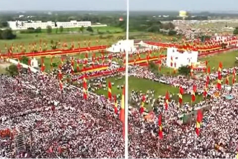 அக்டோபர் 27ஆம் தேதி, தவெக முதல் மாநில மாநாட்டிற்குத் திரண்டிருந்த மக்கள்.