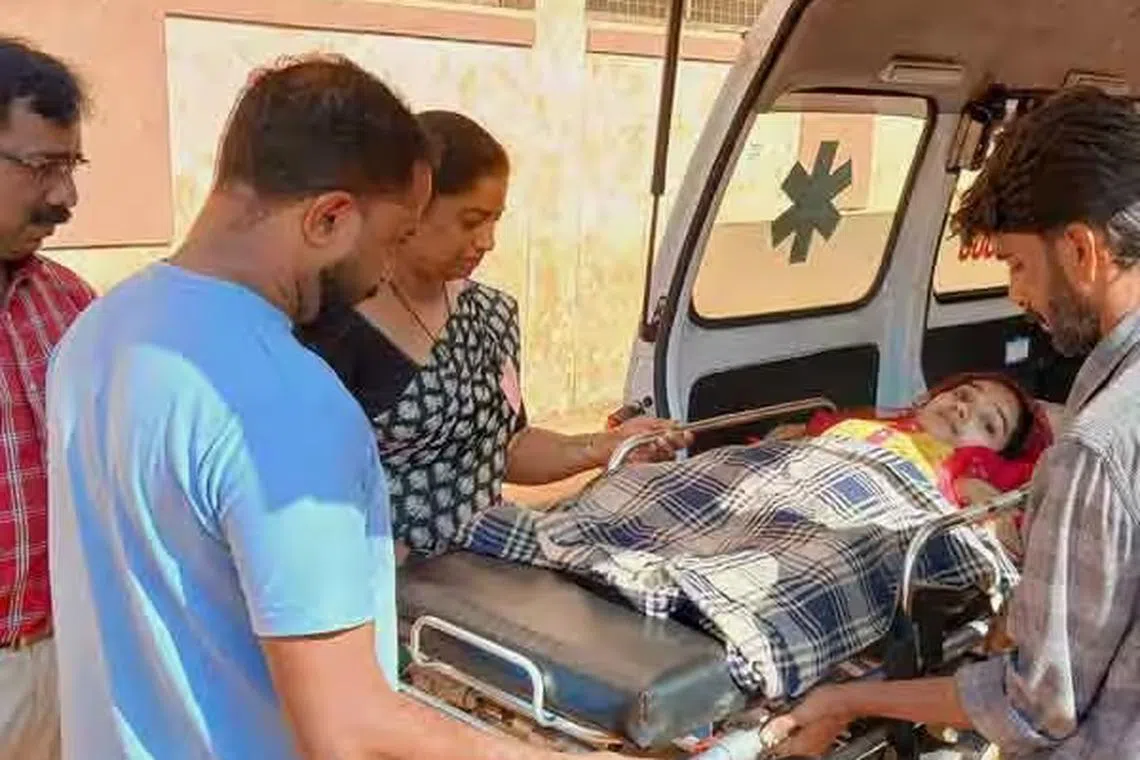 எலும்புச் சிதைவு நோயால் பாதிப்பு: ஆம்புலன்சில் வந்து தேர்வு எழுதிய பள்ளி மாணவி