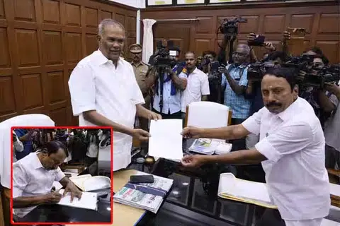 தமது எம்எல்ஏ பதவி விலகல் கடிதத்தை சபாநாயகர் அப்பாவுவிடம் வழங்கினார் செங்கோட்டையன்.