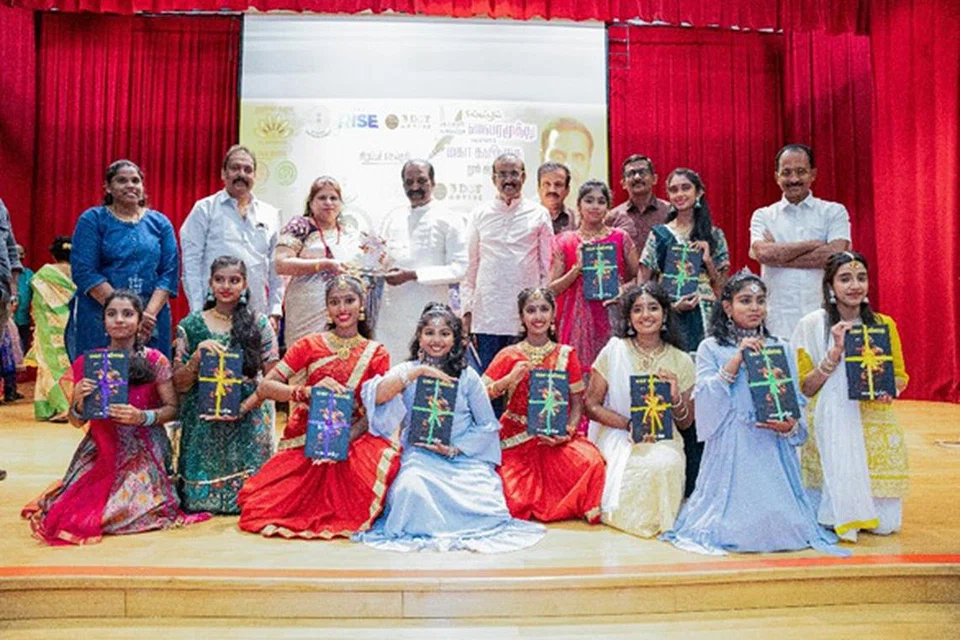 கவிஞர் வைரமுத்துவின் திரையிசைப் பாடல் தொகுப்புக்கு நடனமாடிய சிறுமிகள், தங்களுக்கு நினைவுப் பரிசாக மகாகவிதை நூல்கள் வழங்கப்பட்டன.