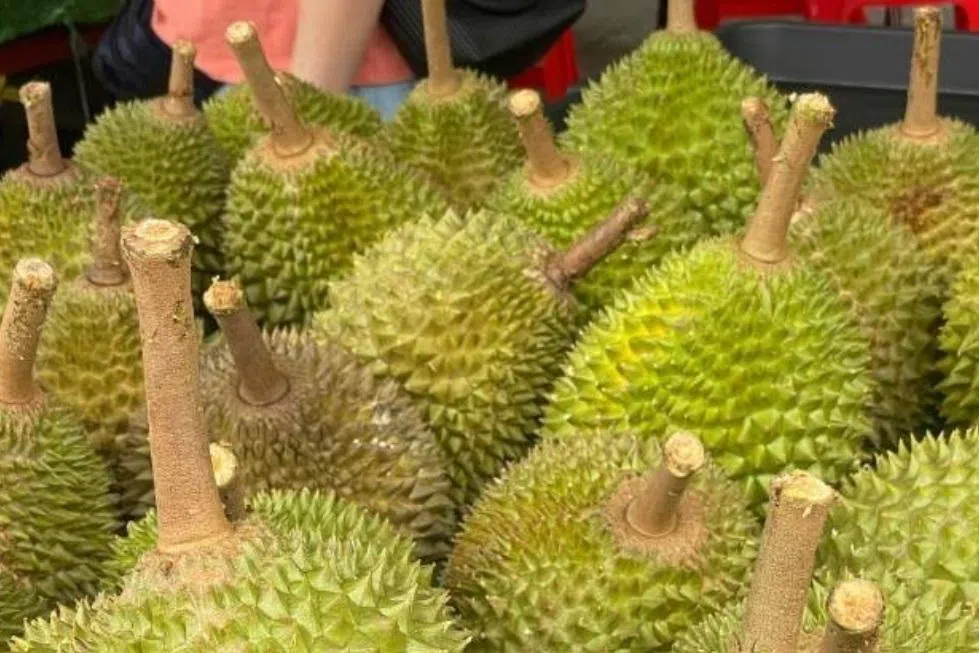 அமோக விளைச்சல் எதிரொலி: பாதி விலையில் விற்கப்படும் ‘முசாங் கிங் டுரியான்’