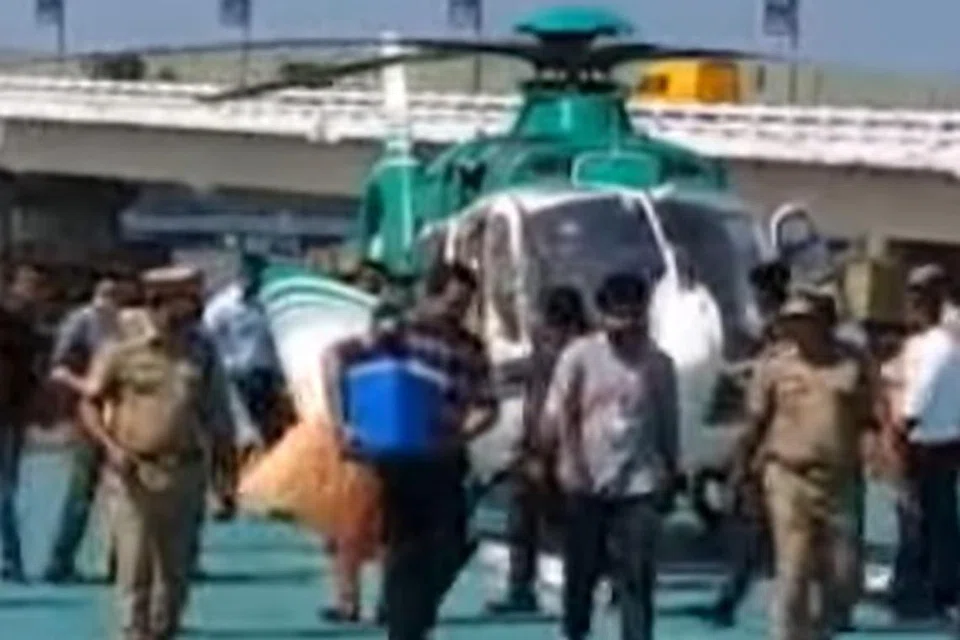 ஹெலிகாப்டர் மூலம் கொண்டு வரப்பட்ட இதயத்தை ஒருவர் எடுத்துச் செல்கிறார்.