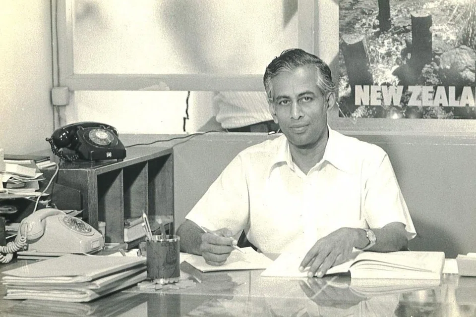 சிங்கப்பூரின் அன்றைய கலாசார அமைச்சில் 1958 முதல் 1988 வரை பல முக்கியப் பொறுப்புகளை வகித்தவர் திரு வை.திருநாவுக்கரசு.