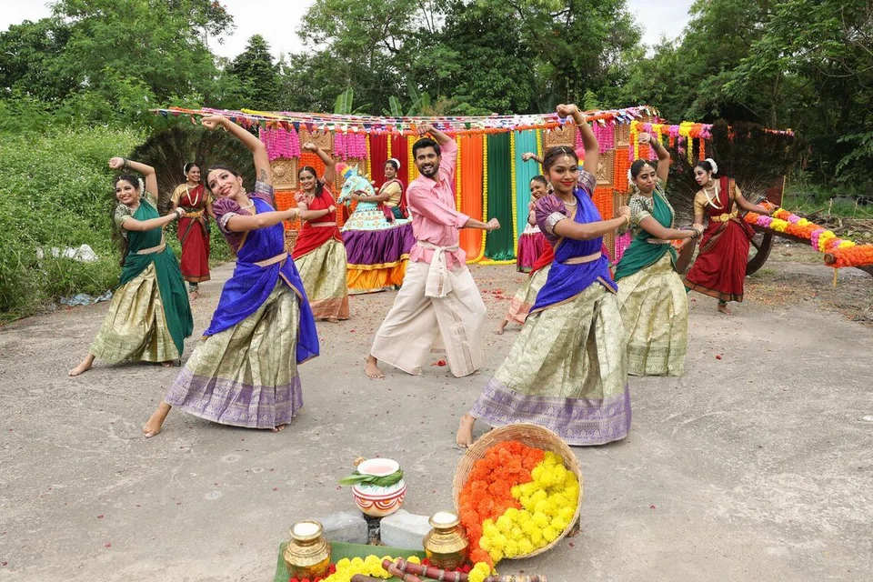 லிம் சூ காங் பகுதியில் அமைந்துள்ள விக்னேஷ் மாட்டுப் பண்ணையில் படமாக்கப்பட்ட பொங்கலுக்கான இந்திய மரபுடைமை நிலையத்தின் புதிய பாடல் காணொளி.