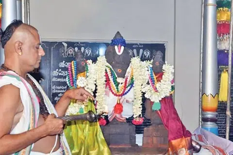 கடந்த 1739ஆம் ஆண்டு கட்டப்பட்ட கும்பகோணம் வரதராஜப் பெருமாள் கோவிலில் 12 ஆண்டுகளுக்கு ஒருமுறை அத்திவரதர் சிலை பக்தர்களின் வழிபாட்டுக்காக காட்சிக்கு வைக்கப்படும்.