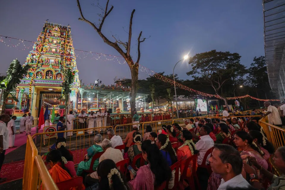 குடமுழுக்கில் திரளாகக் கலந்துகொண்ட பக்தர்கள்.