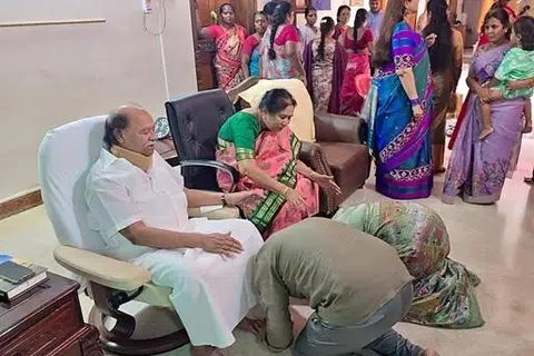 ராமதாஸ்-சரஸ்வதி தம்பதியினரின் 61வது திருமணநாளையொட்டி ஆசி பெற்ற அன்புமணி தம்பதியர்.