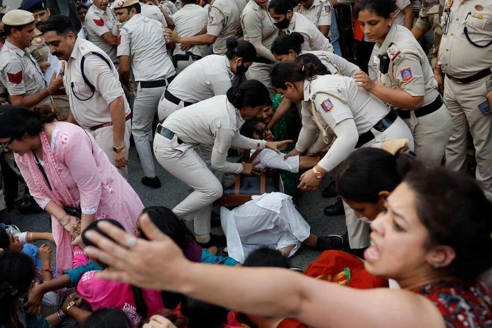 தலைமைத் தேர்தல் ஆணையர் ஞானேஷ் குமார் பதவி விலகக் கோரி புதுடெல்லியில் அக்டோபர் 7ஆம் தேதி போராட்டத்தில் ஈடுபட்டவர்களைக் காவல்துறையினர் கைது செய்கின்றனர்.