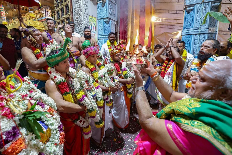 பாலஸ்தாபன புரோகிதர்கள்.