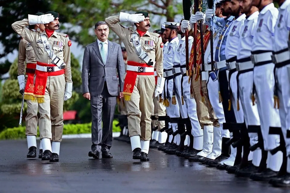 தாக்குதலுக்குப் பாகிஸ்தானின் இடைக்காலப் பிரதமர் அன்வர் உல் ஹல் ஹக் ககர் கண்டனம் தெரிவித்தார்.