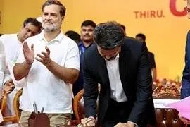 முதல்வர் விஜய் கையெழுத்திட்ட முதல் கோப்பு