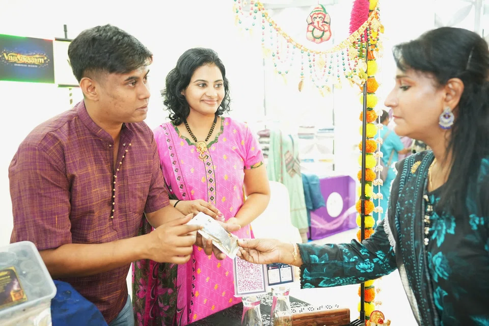 மூலிகைச் சாம்பிராணிகளை உள்ளூரிலேயே தயாரித்து விற்கும் சங்கீதா சுந்தரம் - சுரேந்திரன் ஆனந்தன் இணையர்.