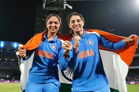 இந்திய அணித்தலைவர்  ஹர்மன்ப்ரீத் கவுர் (இடது) மற்றும் துணைத் தலைவர் ஸ்மிரிதி மந்தனா.