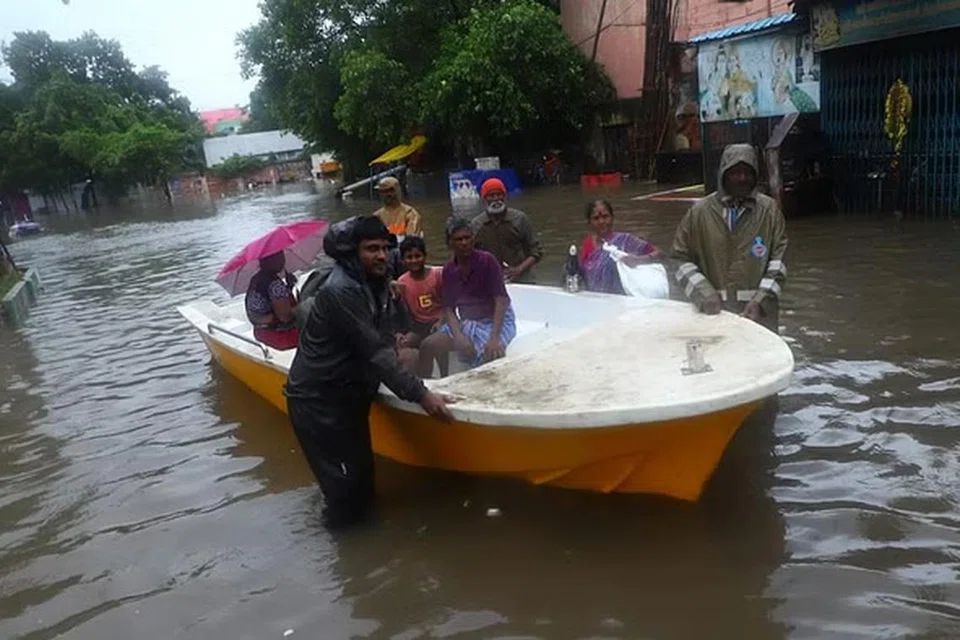 ஃபெங்கல் புயல், கனமழை காரணமாக சென்னை பட்டாளம் பகுதியில் மழைநீர் சூழ்ந்து உள்ளதால் படகு மூலம் பாதிக்கப்பட்டவர்களை மீட்கும் பணி தொடர்கிறது.