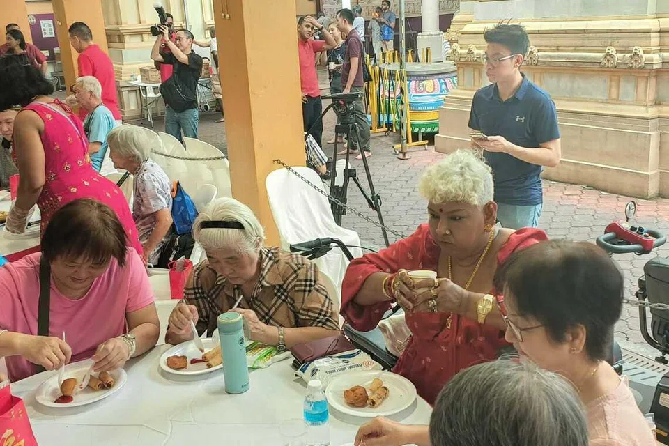 சமூக நிகழ்ச்சிகளிலிருந்து மகிழ்ச்சி பெறுவதால் சக்கர நாற்காலியில் வருவதும் சிரமமன்று என்று 71 வயது கோபால் ஜெயந்தி (வலமிருந்து இரண்டாமவர்) கூறுகிறார்.