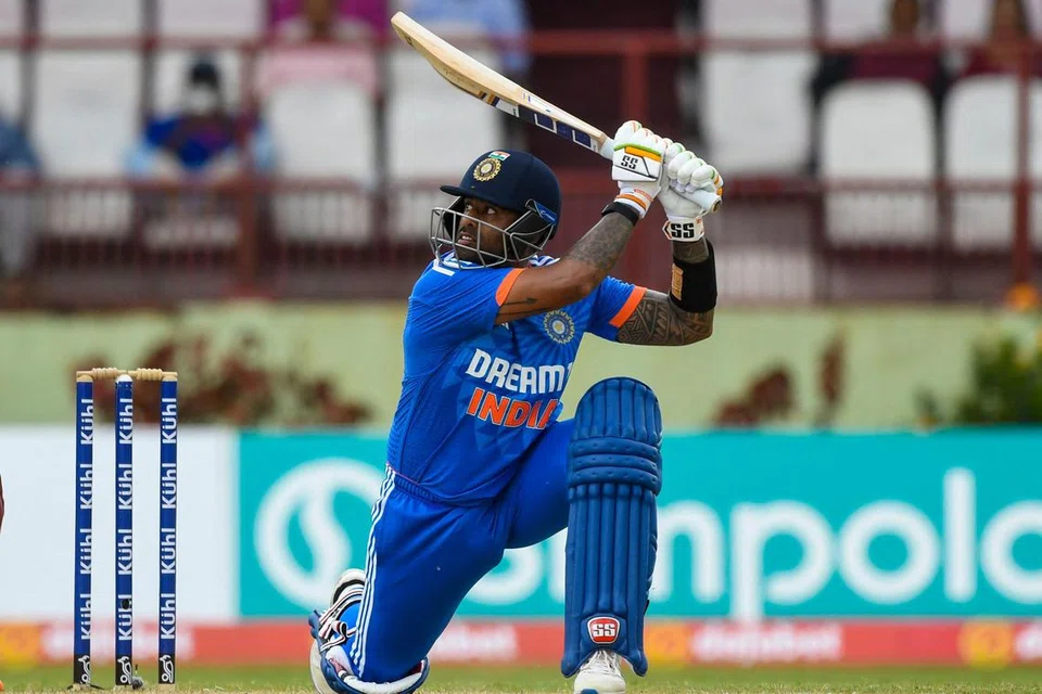 வெஸ்ட் இண்டீசுக்கு எதிரான மூன்றாவது டி20 போட்டியில் நான்கு சிக்சர்களை விளாசிய சூர்யகுமார் யாதவ்.